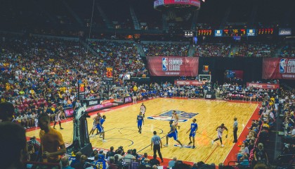 开云体育-活塞正面击溃老鹰，恩比德成为关键先生，费城迎来蜕变时刻