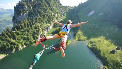 开云体育官网-德甲争冠战之夜，当阿拉巴的左脚画出命运弧线